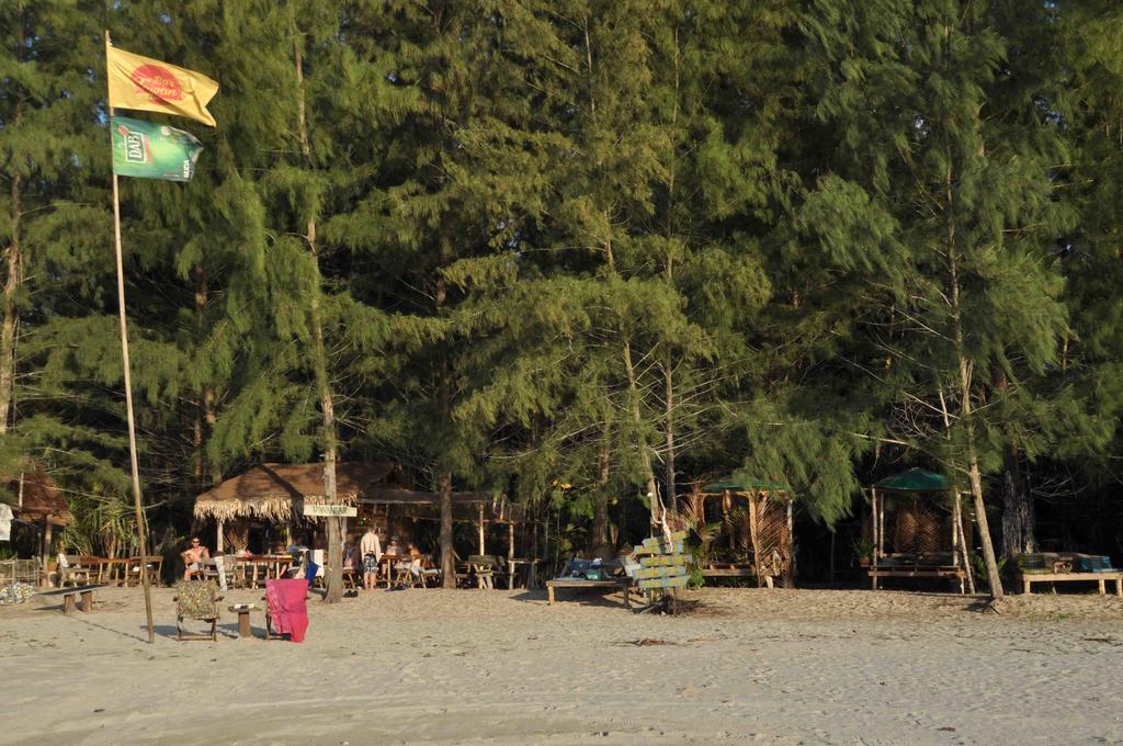 Tawan Bar And Bungalow Hotel Ko Phra Thong Exterior foto