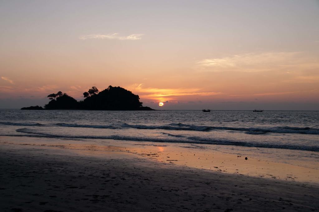 Tawan Bar And Bungalow Hotel Ko Phra Thong Exterior foto
