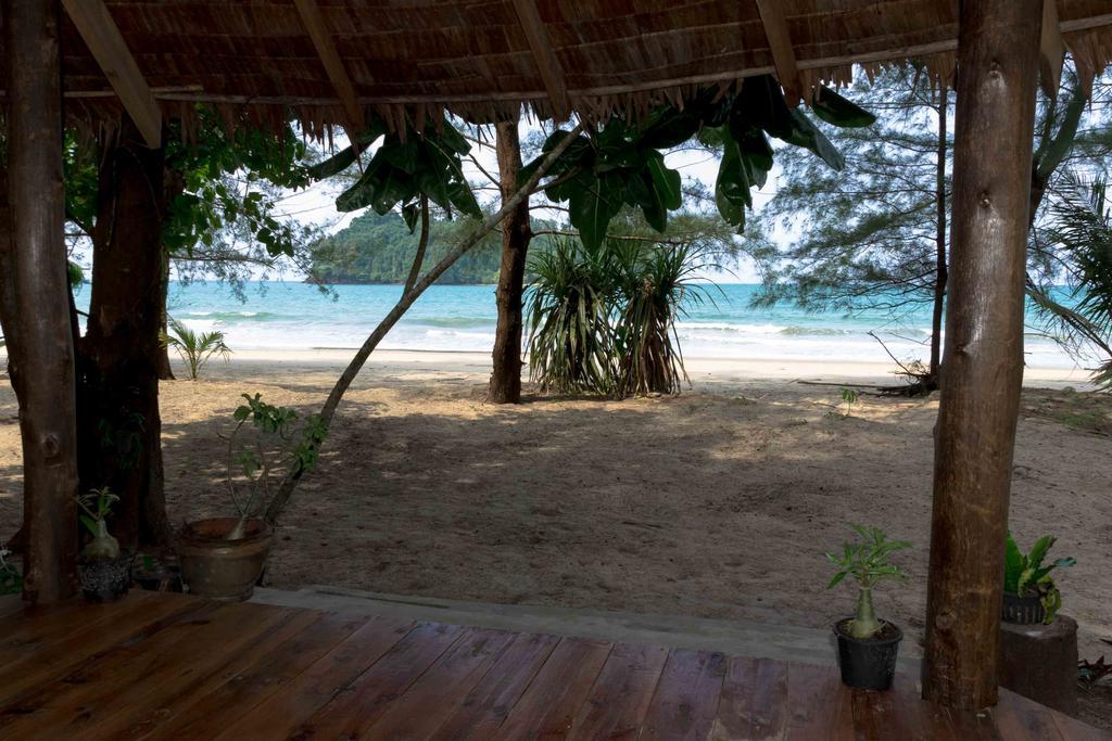 Tawan Bar And Bungalow Hotel Ko Phra Thong Exterior foto